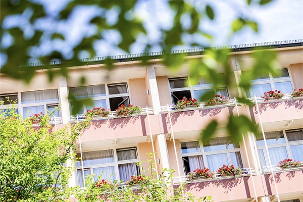 Außenansicht der Klinik Frankenwarte, Bad Steben. Außenansicht der Klinik Frankenwarte, Bad Steben.