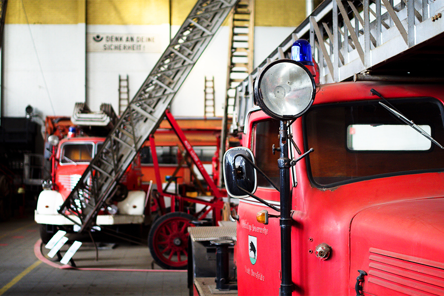 Mehrere Feuerwehrfahrzeuge im Oberfränkischen Feuerwehrmuseum.