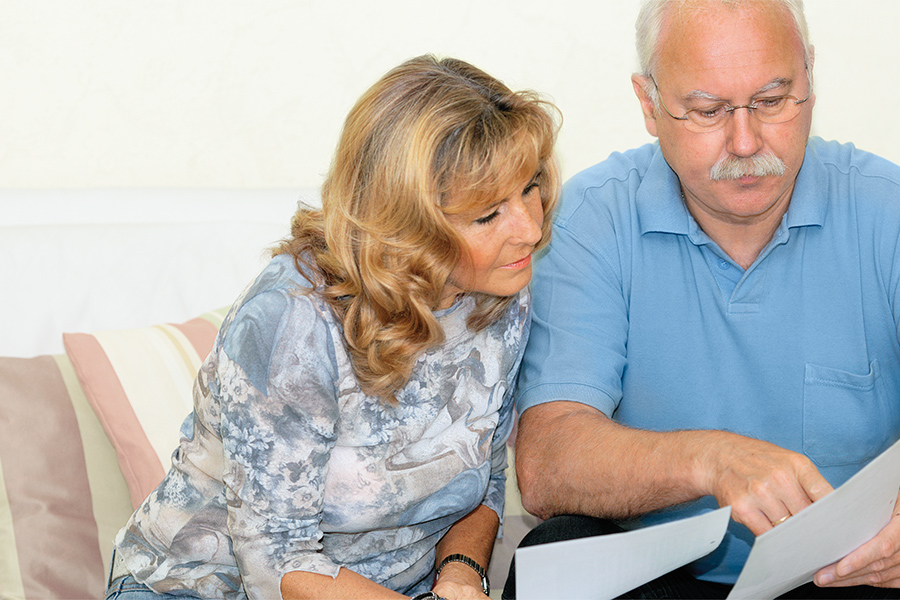 Ein älteres Paar liest Dokumente. Ein älteres Paar liest Dokumente.